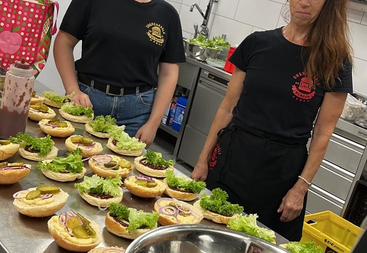 Team Unbreakable Diner mit Burger-Broetchen